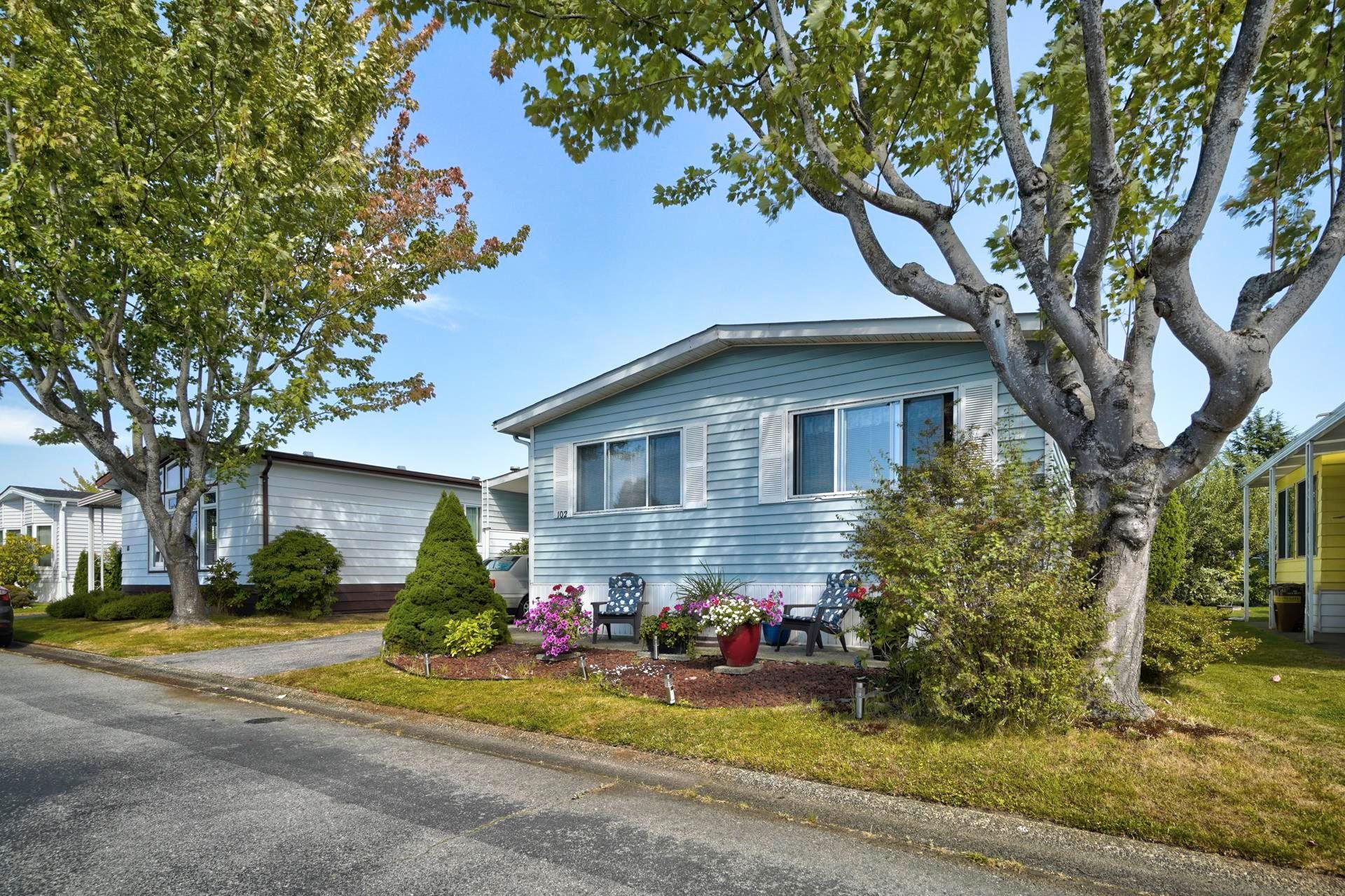 Main Photo: 102 2303 CRANLEY Drive in Surrey: King George Corridor Manufactured Home for sale in "SUNNYSIDE ESTATES" (South Surrey White Rock)  : MLS®# R2618060