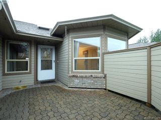 Photo 2: 201 4515 Pipeline Rd in VICTORIA: SW Royal Oak Row/Townhouse for sale (Saanich West)  : MLS®# 803455