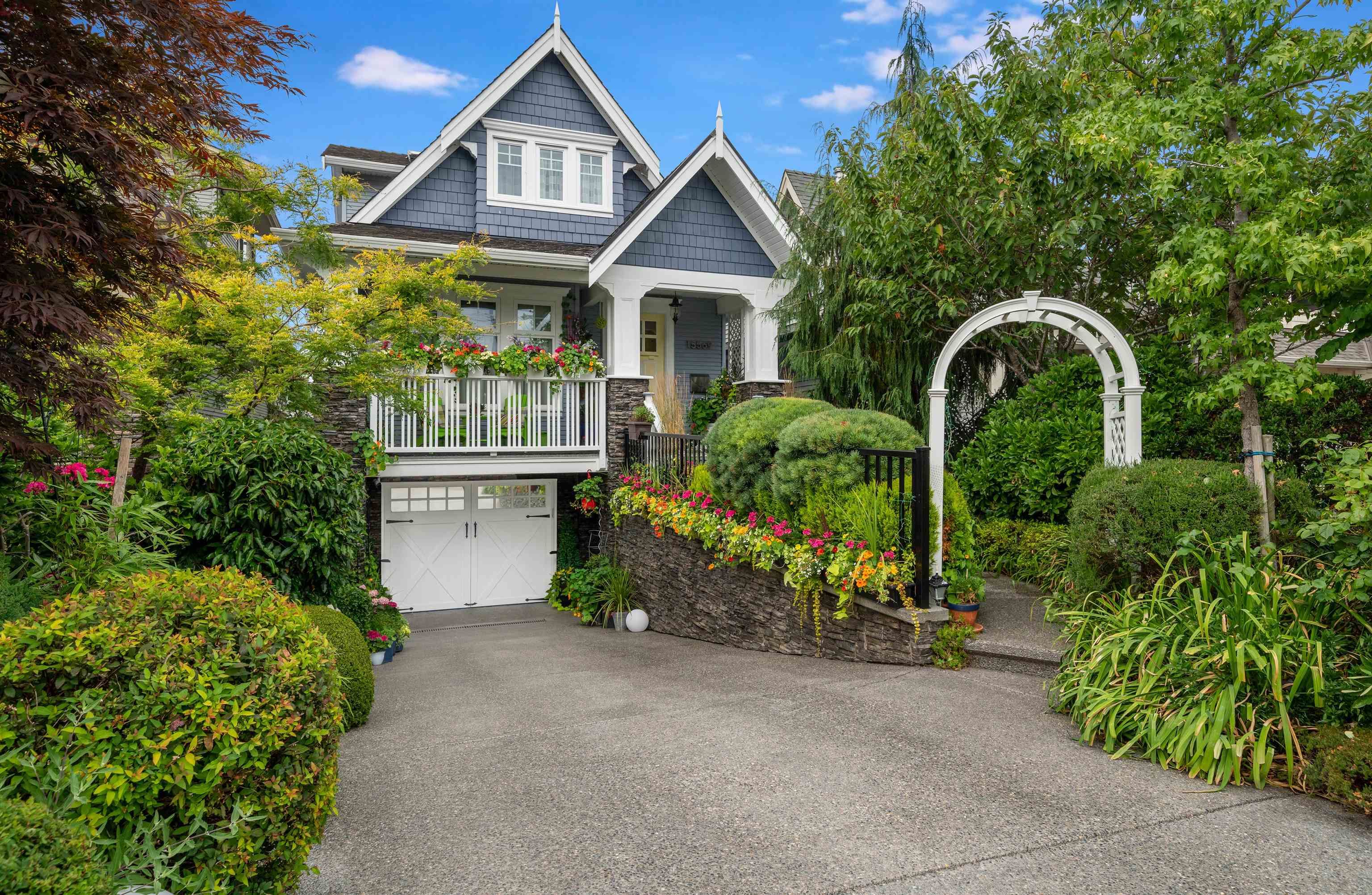 Main Photo: 15569 THRIFT Avenue: White Rock House for sale (South Surrey White Rock)  : MLS®# R2750496
