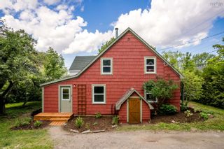 Photo 1: 74 Highland Avenue in Wolfville: Kings County Residential for sale (Annapolis Valley)  : MLS®# 202413819