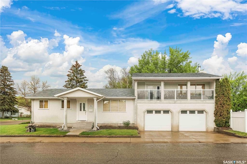 Main Photo: 402 Shea Crescent in Saskatoon: Confederation Park Residential for sale : MLS®# SK930149