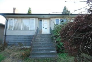 Photo 3: 6158 BERWICK Street in Burnaby: Upper Deer Lake House for sale (Burnaby South)  : MLS®# R2319905