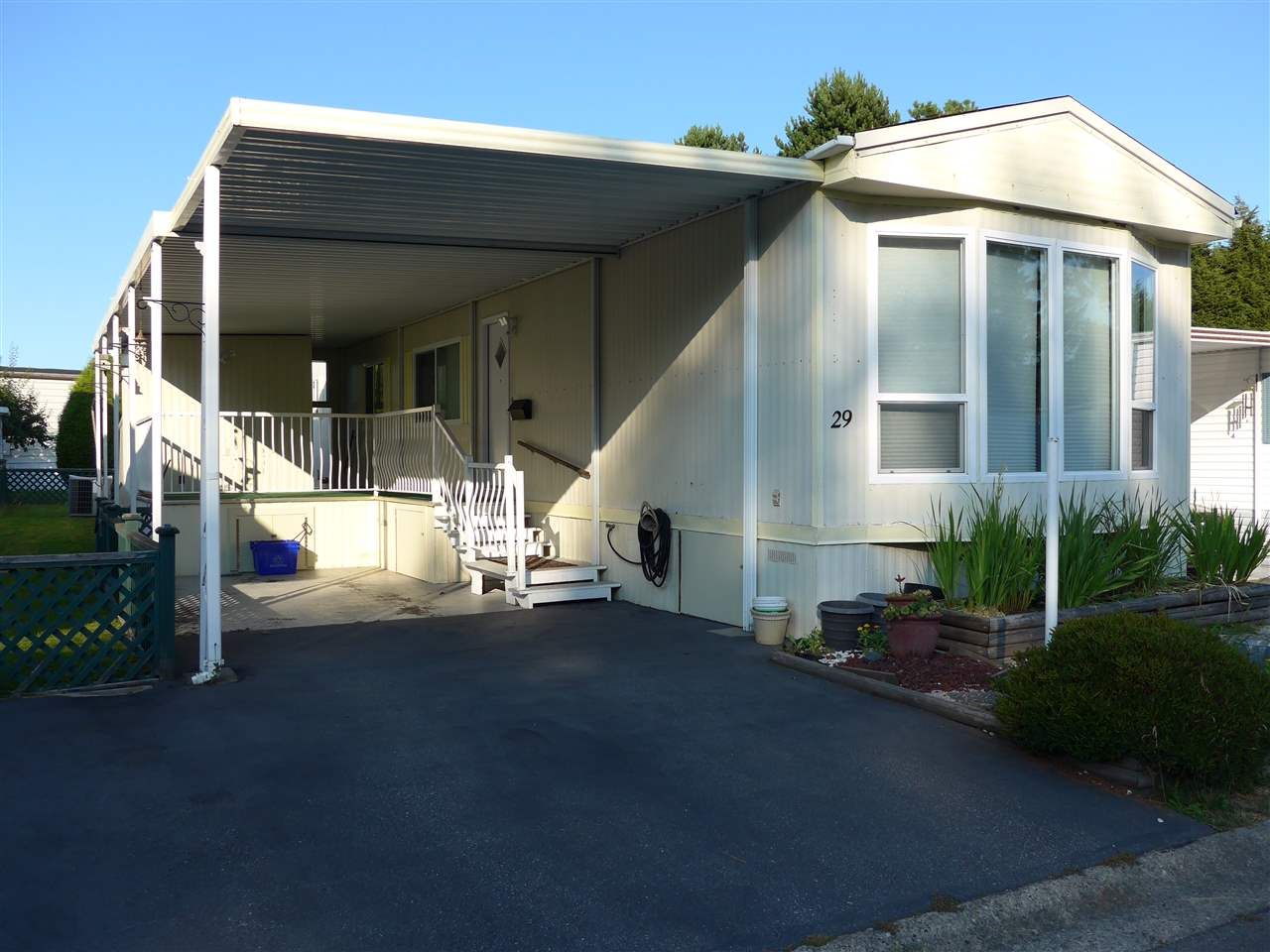 Main Photo: 29 2120 KING GEORGE Boulevard in Surrey: King George Corridor Manufactured Home for sale in "Five Oaks Park" (South Surrey White Rock)  : MLS®# R2485760