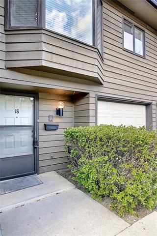 Photo 3: 18 23 GLAMIS Drive SW in Calgary: Glamorgan Row/Townhouse for sale : MLS®# C4293162