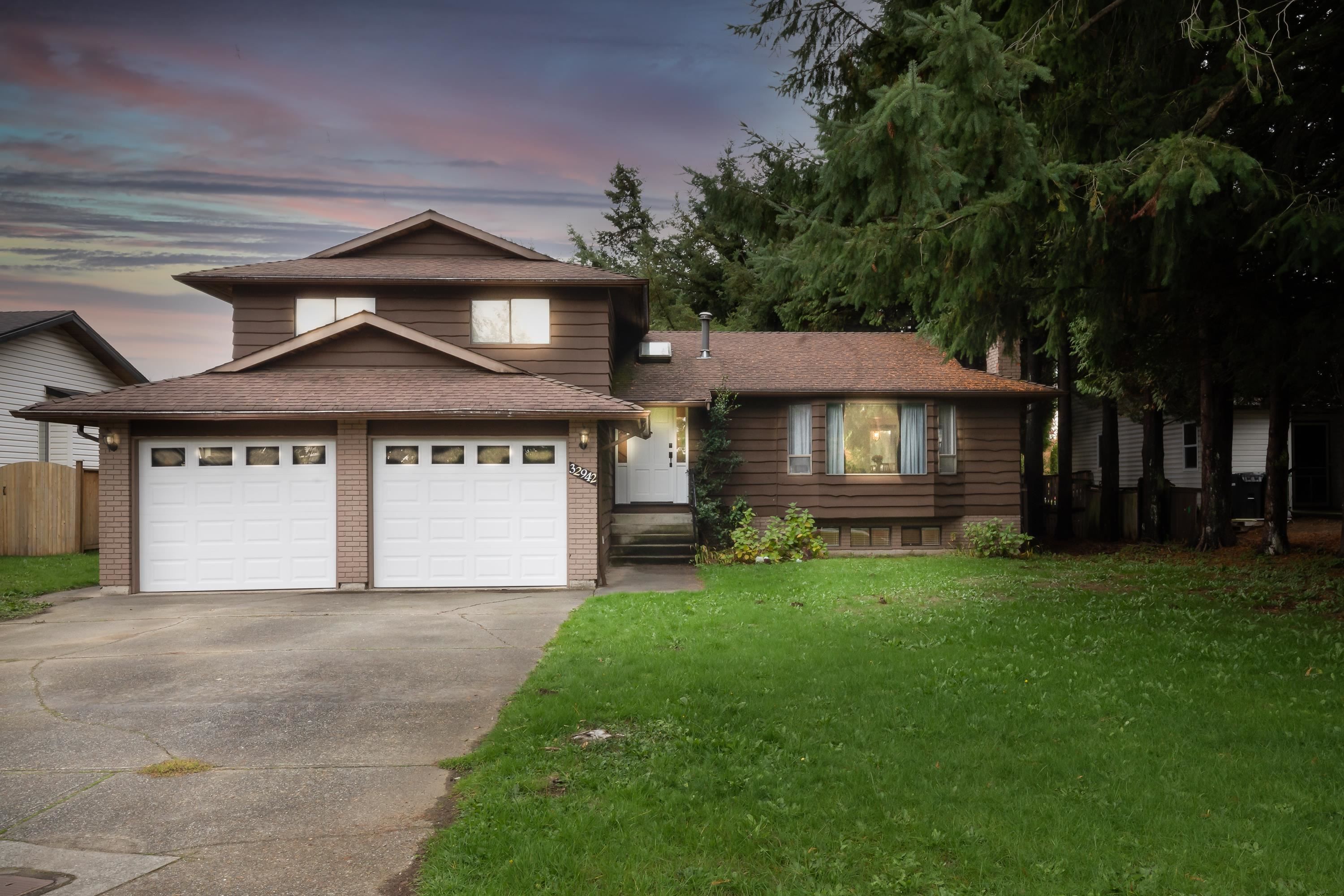 Main Photo: 32942 BANFF Place in Abbotsford: Central Abbotsford House for sale : MLS®# R2627679