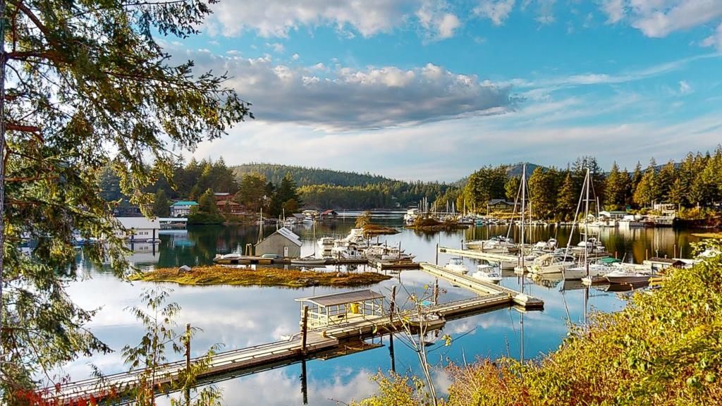 Main Photo: 1A 12849 LAGOON Road in Madeira Park: Pender Harbour Egmont Townhouse for sale (Sunshine Coast)  : MLS®# R2733417