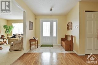 Photo 2: 745 HAUTEVIEW CRESCENT in Ottawa: House for sale : MLS®# 1377774