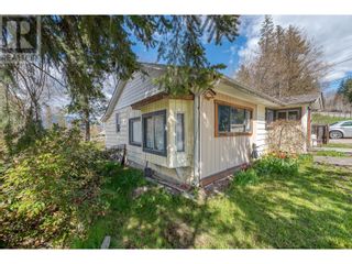 Photo 1: 451 10 Avenue in Salmon Arm: House for sale : MLS®# 10310211
