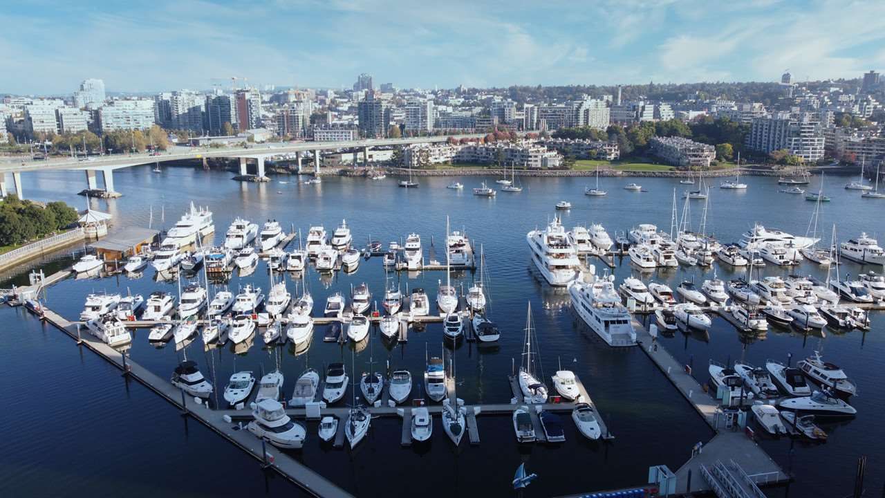 Main Photo: 1902 1199 MARINASIDE CRESCENT in Vancouver: Yaletown Condo for sale (Vancouver West)  : MLS®# R2506862