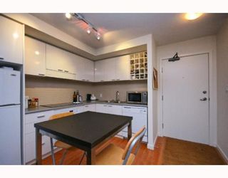 Photo 3: 1803 131 REGIMENT Square in Vancouver: Downtown VW Condo for sale (Vancouver West)  : MLS®# V779934