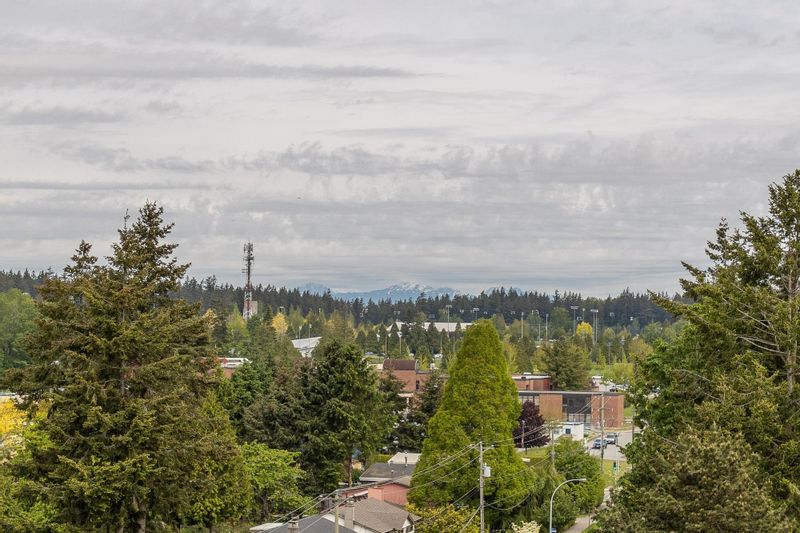 FEATURED LISTING: 604 - 14824 NORTH BLUFF Road White Rock