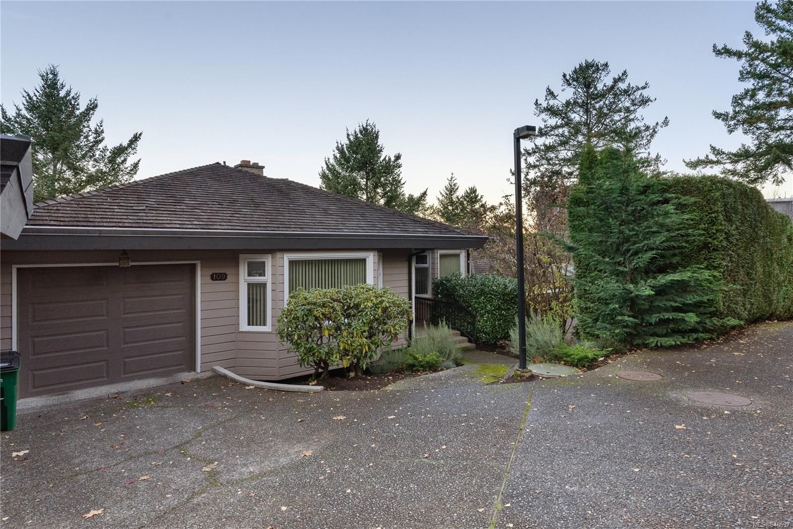 Main Photo: 109 2829 Arbutus Rd in Saanich: SE Ten Mile Point Row/Townhouse for sale (Saanich East)  : MLS®# 948697