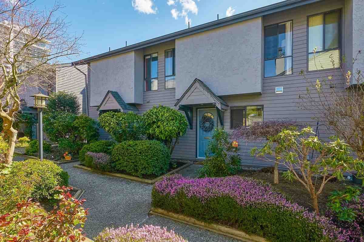Main Photo: 18 225 W 14TH Street in North Vancouver: Central Lonsdale Townhouse for sale in "CARLTON COURT" : MLS®# R2567110