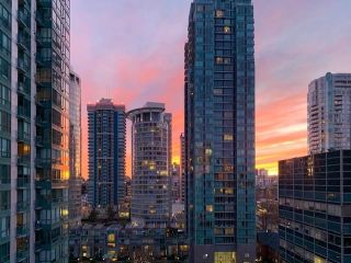 Photo 1: 1706 1238 MELVILLE Street in Vancouver: Coal Harbour Condo for sale in "POINTE CLAIRE COAL HARBOUR" (Vancouver West)  : MLS®# R2709809