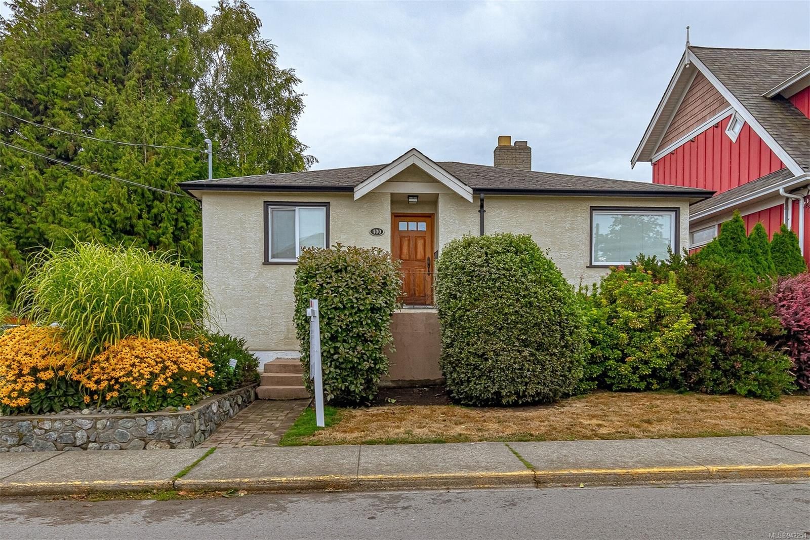 Main Photo: 400 Niagara St in Victoria: Vi James Bay House for sale : MLS®# 942254
