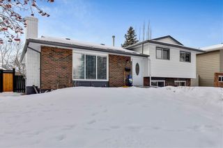 Photo 2: 359 Queen Charlotte RD SE in Calgary: Queensland RES for sale : MLS®# C4287072