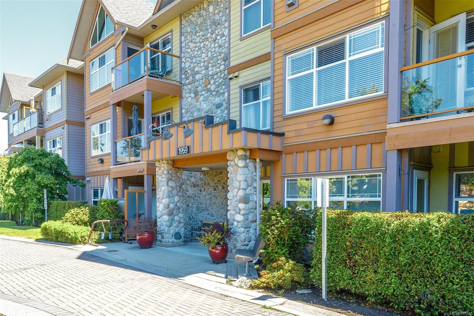 Main Photo: 210 1959 Polo Park Crt in Central Saanich: CS Saanichton Condo for sale : MLS®# 907221