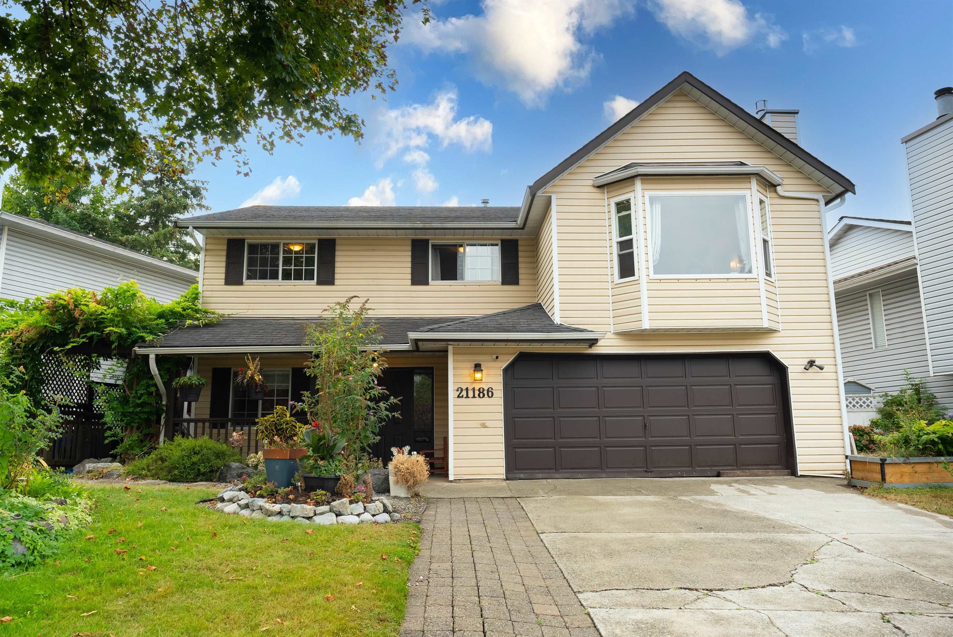 Main Photo: 21186 93 Avenue in Langley: Walnut Grove House for sale : MLS®# R2723622