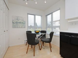 Photo 9: 402 106 W KINGS Road in North Vancouver: Upper Lonsdale Condo for sale in "KINGS COURT" : MLS®# R2233563