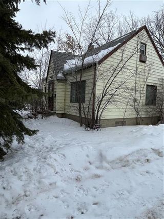Photo 1: 975 Talbot Avenue in Winnipeg: Residential for sale (3B)  : MLS®# 202302878