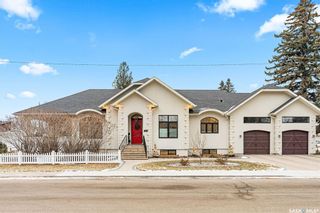 Photo 1: 402 Ewart Avenue in Saskatoon: Varsity View Residential for sale : MLS®# SK955363