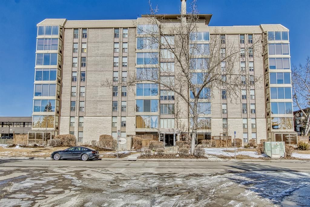 Main Photo: 105, 4554 Valiant Drive NW in Calgary: Varsity Apartment for sale : MLS®# A2033649