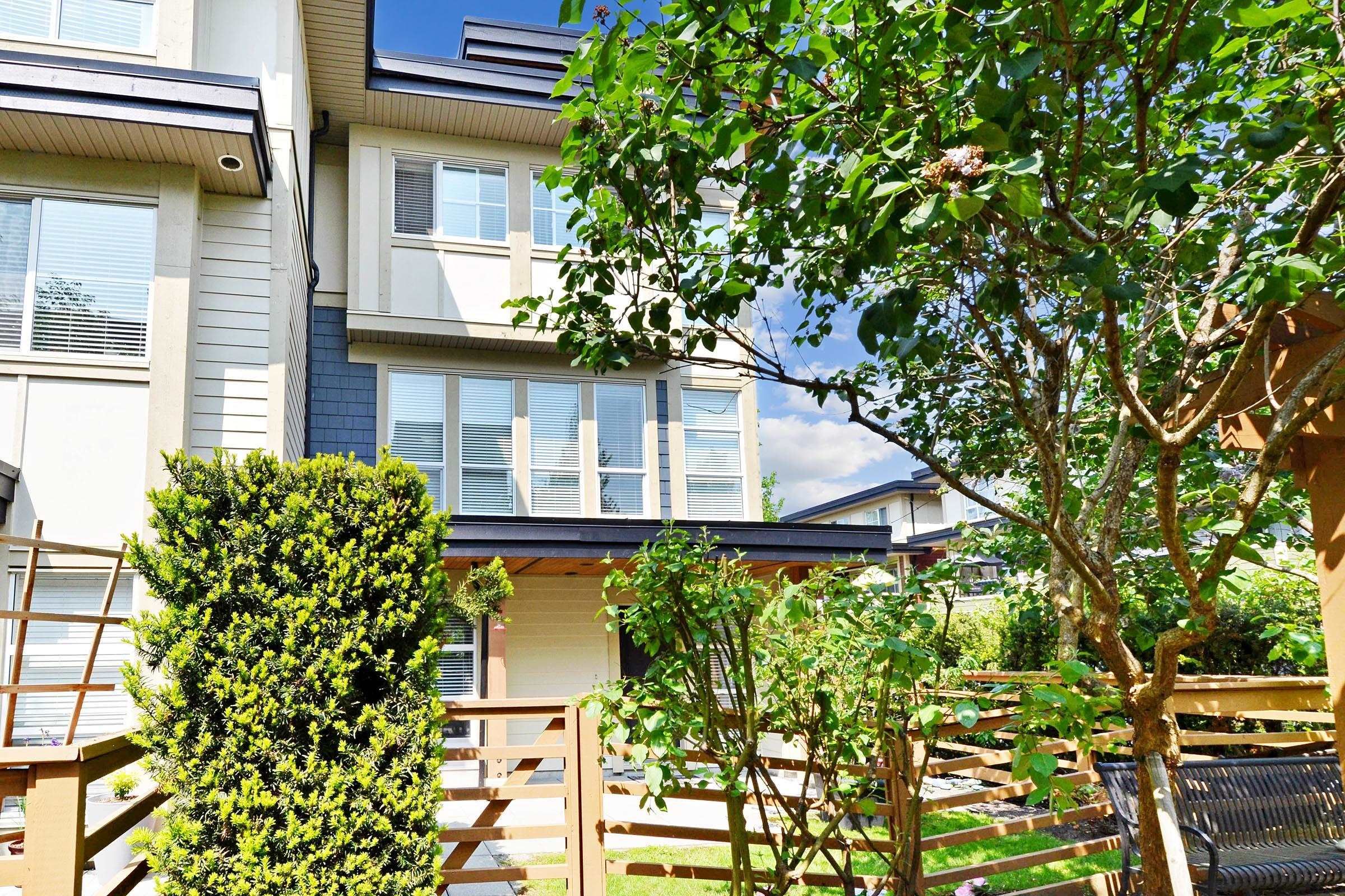 Main Photo: 36 19477 72A Avenue in Surrey: Cloverdale BC Townhouse for sale in "Sun 72" (Cloverdale)  : MLS®# R2794474