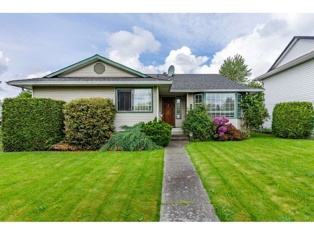 Main Photo: 6165 192 Street in Surrey: Cloverdale BC House for sale in "BAKERVIEW HEIGHTS" (Cloverdale)  : MLS®# R2456052