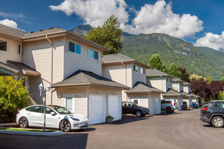 Photo 1: 43 41449 GOVERNMENT RD in Squamish: Townhouse for sale