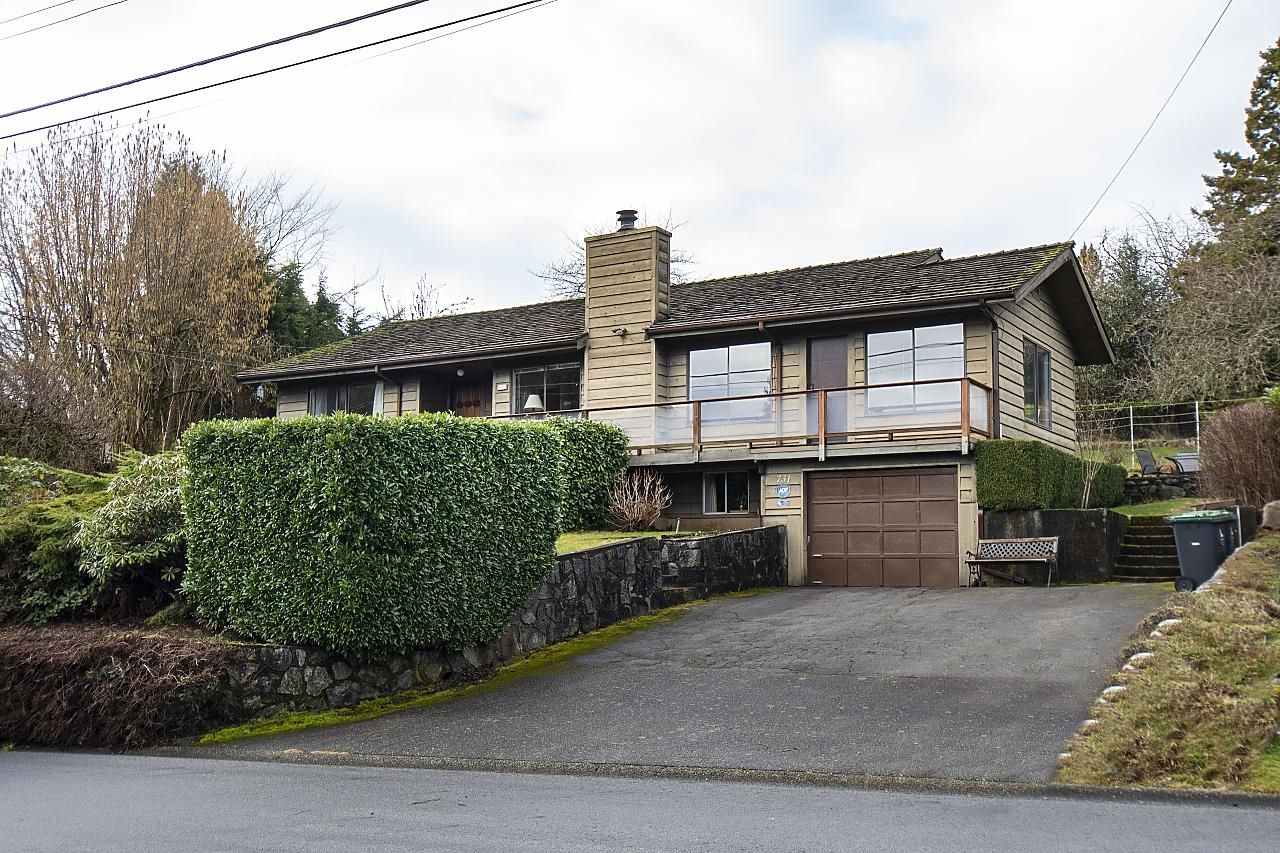 Main Photo: 731 BEACHVIEW Drive in North Vancouver: Dollarton House for sale : MLS®# R2651259