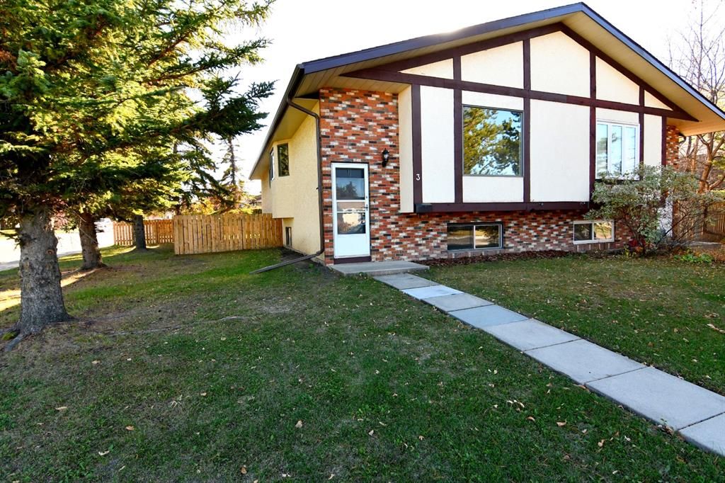 Main Photo: 3 McCullough Crescent: Red Deer Semi Detached for sale : MLS®# A1125377