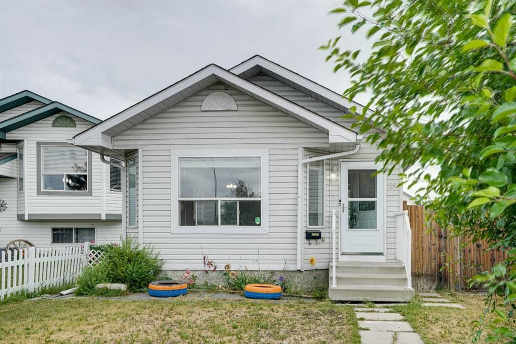 Main Photo: 39 Applebrook Circle SE in Calgary: Applewood Park Detached for sale : MLS®# A2058074
