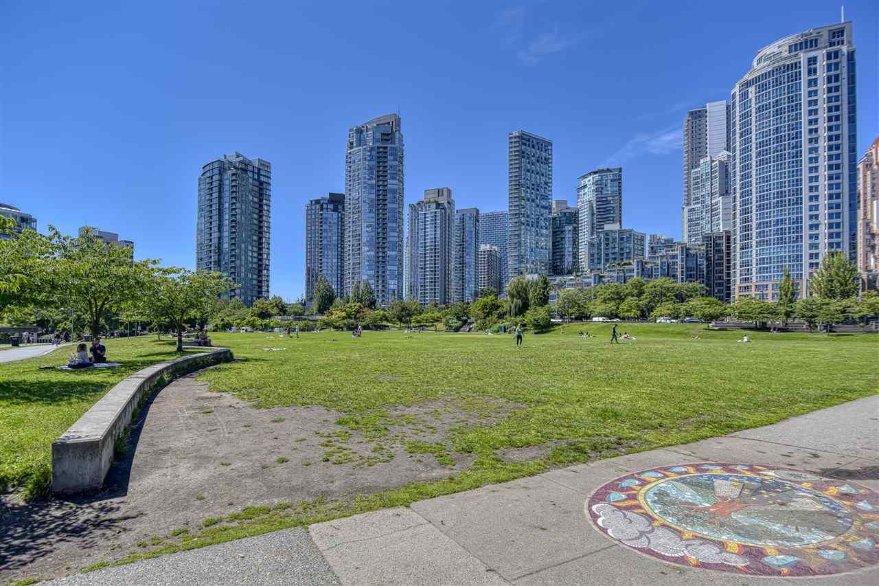Photo 33: Photos: 105 1383 MARINASIDE Crescent in Vancouver: Yaletown Townhouse for sale in "COLUMBUS" (Vancouver West)  : MLS®# R2478306