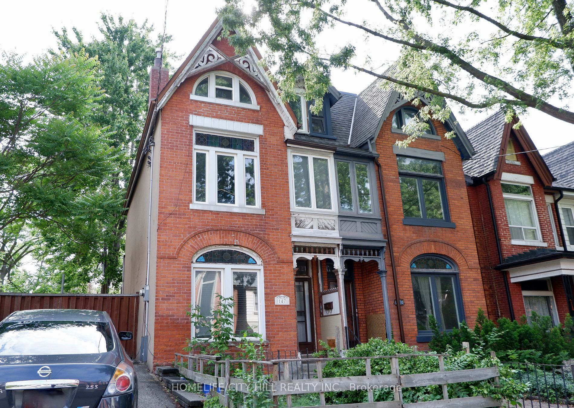 Main Photo: 147 Beaconsfield Avenue in Toronto: Little Portugal House (2 1/2 Storey) for sale (Toronto C01)  : MLS®# C6153380