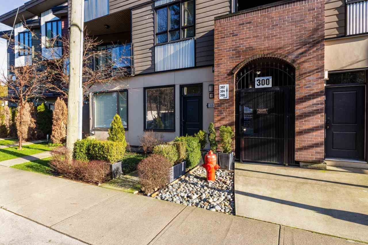 Main Photo: 310 SEYMOUR RIVER Place in North Vancouver: Seymour NV Townhouse for sale in "The Latitudes" : MLS®# R2333638