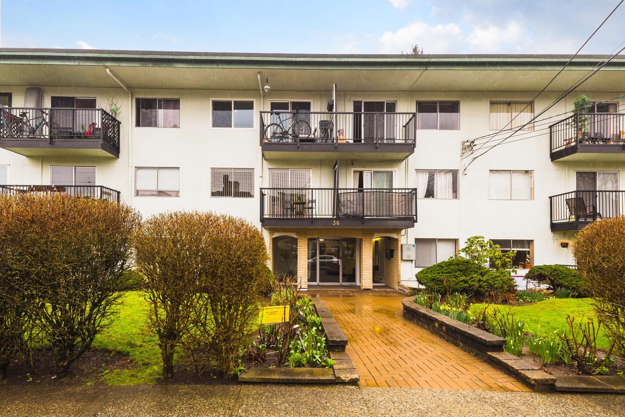 Main Photo: 318 36 E 14TH Avenue in Vancouver: Mount Pleasant VE Condo for sale in "ROSEMONT MANOR" (Vancouver East)  : MLS®# R2667164