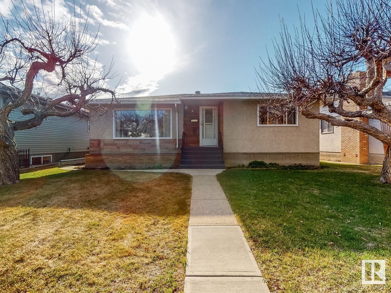Main Photo: 10132 72 Street in Edmonton: Zone 19 House for sale : MLS®# E4294759