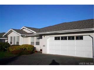 Photo 1: 29 2560 Wilcox Terr in VICTORIA: CS Tanner Row/Townhouse for sale (Central Saanich)  : MLS®# 299501