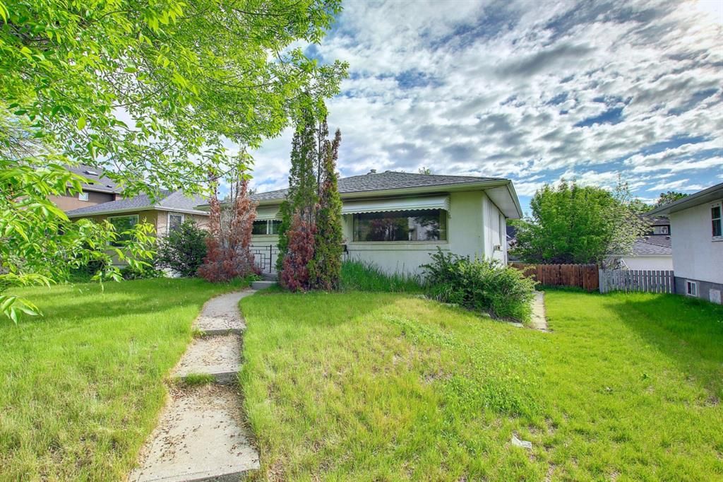 Main Photo: 2352 22 A Street NW in Calgary: Banff Trail Detached for sale : MLS®# A1228579