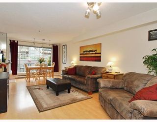 Photo 3: 102 1525 PENDRELL Street in Vancouver: West End VW Condo for sale in "CHARLOTTE GARDENS" (Vancouver West)  : MLS®# V754405