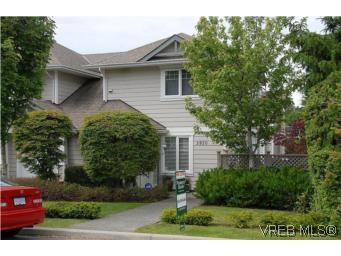Main Photo: 3850 Stamboul St in VICTORIA: SE Mt Tolmie Row/Townhouse for sale (Saanich East)  : MLS®# 506852