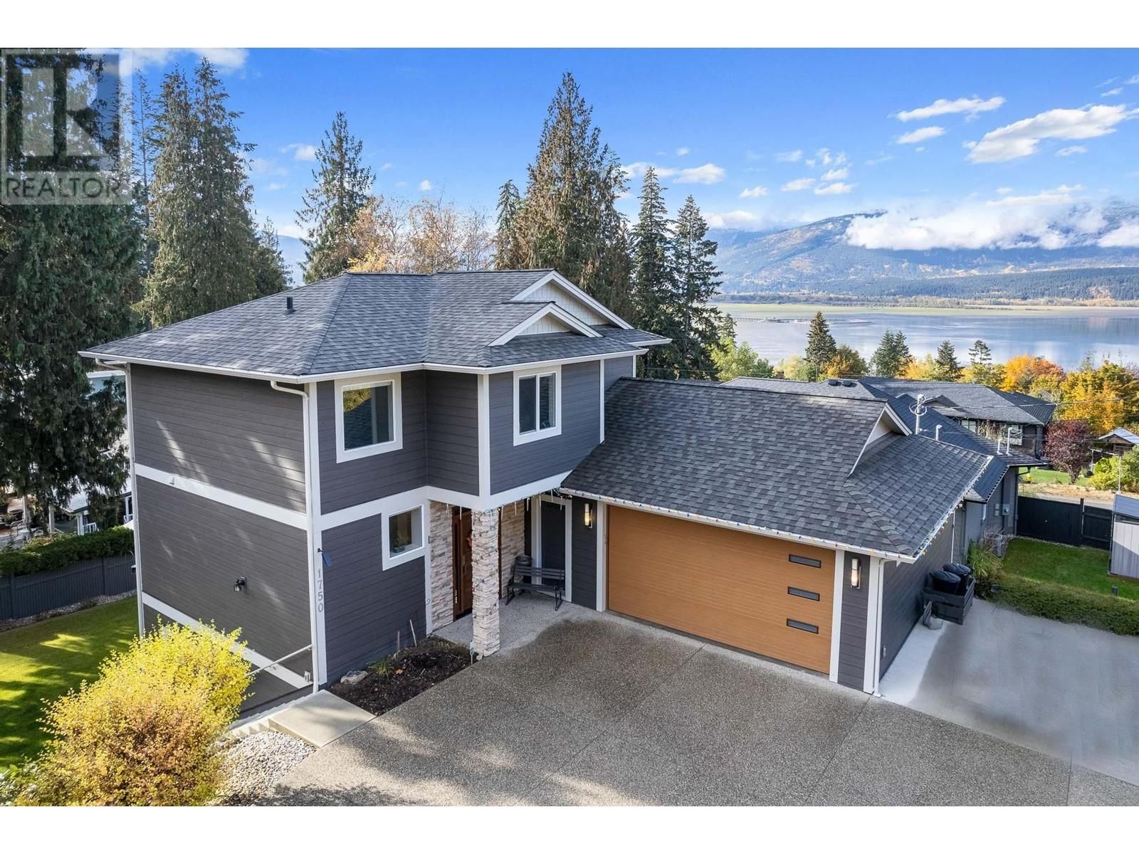 Main Photo: 1750 20 Avenue NE in Salmon Arm: House for sale : MLS®# 10302087