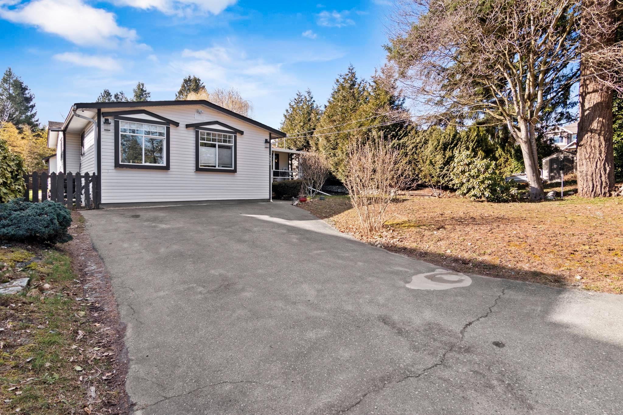 Main Photo: 7973 GRAND Street in Mission: Mission BC House for sale : MLS®# R2661745