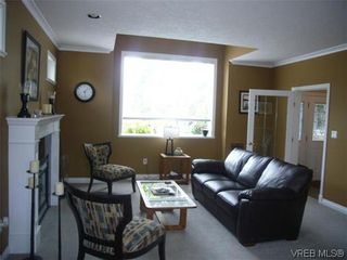 Photo 4: 1055 Violet Avenue in VICTORIA: SW Strawberry Vale Residential for sale (Saanich West)  : MLS®# 310190
