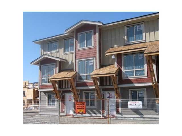 Main Photo: 1 40653 TANTALUS Road in Squamish: Garibaldi Estates Townhouse for sale in "TANTALUS CROSSING TOWNHOMES" : MLS®# V985784