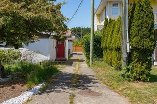 Photo 3: 482 Foster St in Esquimalt: Es Saxe Point Half Duplex for sale : MLS®# 933346