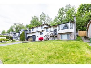Photo 3: 2319 WOODSTOCK Drive in Abbotsford: Abbotsford East House for sale in "McMillan" : MLS®# R2743709