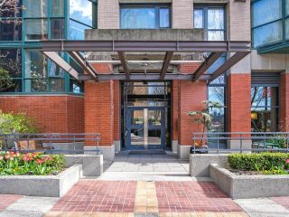 Photo 2: 1801 289 DRAKE Street in Vancouver: Yaletown Condo for sale (Vancouver West)  : MLS®# R2603900