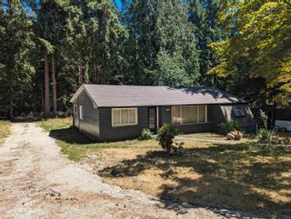 Photo 1: 894 NORTH Road in Gibsons: Gibsons & Area House for sale (Sunshine Coast)  : MLS®# R2818632