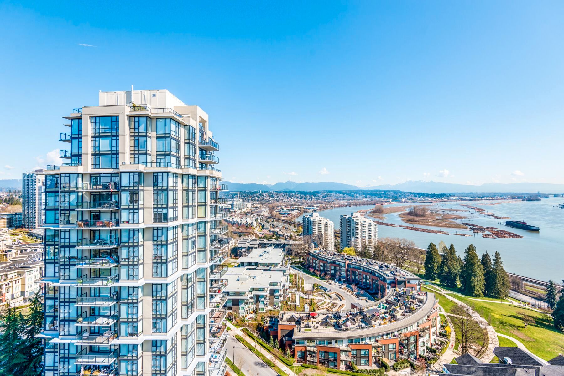 Main Photo: 1903 11 E ROYAL Avenue in New Westminster: Fraserview NW Condo for sale in ""THE RESIDENCES OF VICTORIA HILL"" : MLS®# R2354217